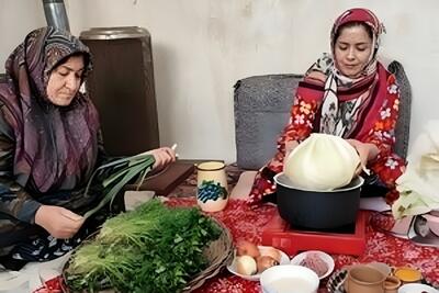  آشپزی روستایی در ایران؛ پخت دلمه کلم در روستایی کوهستانی (فیلم)