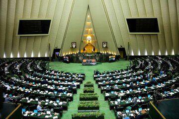  انتقاد شدید از توهین به ظریف و روحانی در پشت تریبون مجلس/ چرا باید در دفاع از یک کشور بیگانه علیه یک مقام سابق  سخن بگویند؟