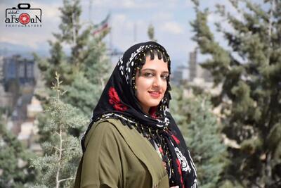  ترانه‌هایی با طعم طنز و تأمل» | گفت‌وگو با رومینا ایران‌پناه آزاد، ترانه‌سرای نمایش «ریش فیدل، غبغب مرکل