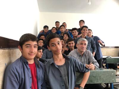  رفاقت به جای‌ تنبیه | گفتگو با معلمی‌ که صبح ها در ورودی‌ مدرسه به استقبال دانش آموزان می‌ رود