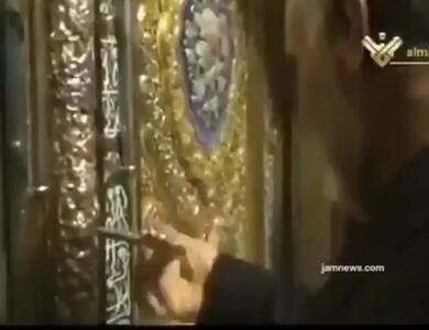  لحظه باز کردن درب حرم مطهر حضرت زینب کبری(س) به دست شهید سلیمانی+فیلم