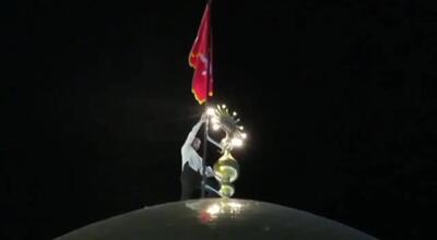  لحظاتی از برافراشتن پرچم حرم حضرت زینب(س) توسط شهید حزب الله +فیلم
