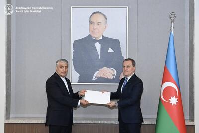  دمیرچی‌لو استوارنامه خود را به وزیر امور خارجه آذربایجان تقدیم کرد
