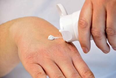  راهکارهای واقعی برای مقابله با خشکی پوست در سرما | چرا بیشتر کرم‌ها جواب نمی‌دهند؟ - کلبه سرگرمی |‌ Kolbehsargarmi
