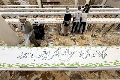  ۶۰۰ متر کیک به مناسبت میلاد حضرت زینب(س) در حرم بانوی کرامت توزیع شد