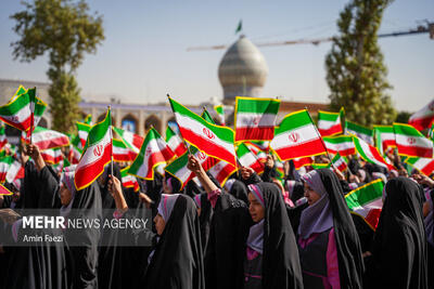  تجدید میثاق دانش‌آموزان شیرازی با شهدای حرم شاهچراغ(ع)