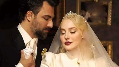  چیدمان تالار عروسی لاکچری آرام جعفری و بابک انصاری؛ از گل‌آرایی خاص تا سفره عقد شاعرانه