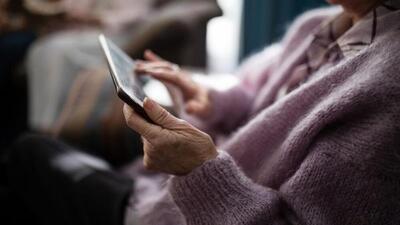 هشدار افزایش اعتیاد به گوشی و اینترنت در سالمندانِ جهان