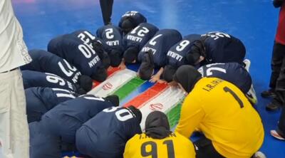  جشن قهرمانی دختران هندبال ایران در بازی‌های آسیایی جوانان و سجده بر پرچم ایران (فیلم)