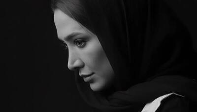 «خاله سارا» فراتر از رنگ/ پرتره جدید «سارا روستاپور» با پوشش سنتی سیاه و سفید! (عکس)