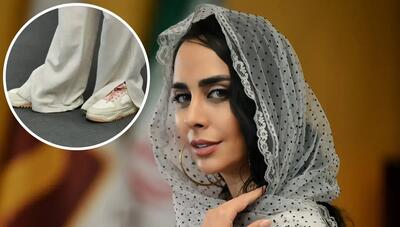 «بیتا عالمی» با شلوار گشاد و کفش کتانی / تیپ هنری-اسپرت بازیگر در رویداد هنری (عکس)