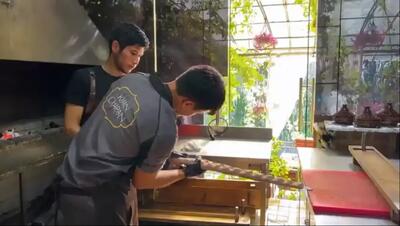  پخت کباب‌های غول‌پیکر با شمشیر در خیابان‌های تاشکند (فیلم)