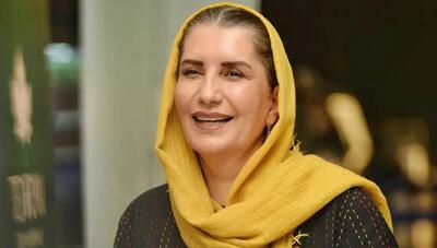 «فریبا کوثری» با مانتوی سوزن‌دوزی و شال خردلی/ تیپ سنتی بازیگر در جشنواره فیلم کوتاه! (عکس)
