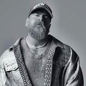  معین زد بدن عضلانی خود را به رخ کشید