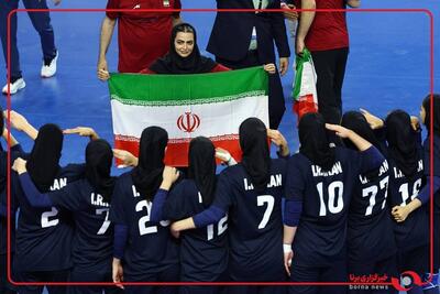  سجده شکر و دور افتخار تیم هندبال دختران با پرچم ایران