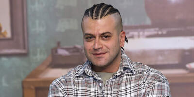  عینک خاص و پیراهنی که برای روزهای گرم تابستان مناسب‌تر است؛ نگاهی به استایل جدید روزبه حصاری - چی بپوشم