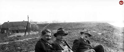  عکس/ ظاهر متفاوت هیتلر ۹۶ سال پیش در حال استراحت روی یک خاکریز | اقتصاد24