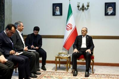  دیدار و گفت‌وگوی رئیس‌جمهور ایران با وزیر کشور پاکستان/ پزشکیان: تهران برای هر گونه مساعدت در جهت رفع اختلافات میان اسلام‌آباد و کابل، آمادگی دارد/ سید محسن نقوی: تروریسم و مهاجران غیر قانونی، از دغدغه‌های مشترک ایران و پاکستان است