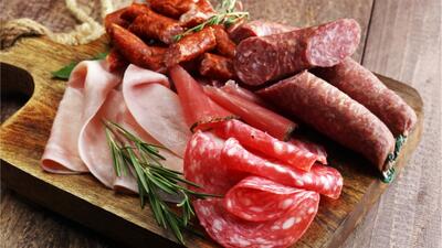  سوسیس و کالباس خوشمزه را چطور بخوریم تا مریض نشویم؟+ طرز تهیه خانگی این خوراکی خوشمزه