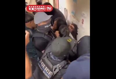  کشیدن موهای یک مادر جلوی چشم فرزندانش! + ویدئو | تصاویری تلخ از رفتار پلیس آمریکا در یک مدرسه