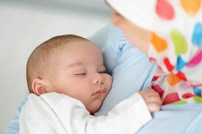  نوزادان زیر یک سال به هیچ وجه نباید عسل بخورند