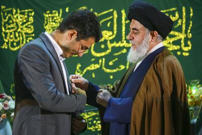  اهدای نشان خادمی مسجد جمکران به قاری برترمسابقات بین‌المللی قرآن روسیه
