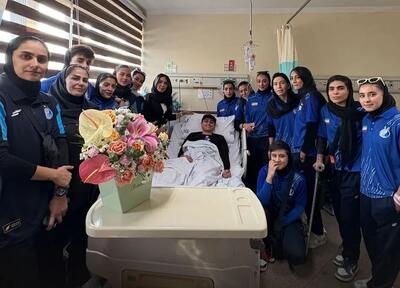 عیادت بازیکنان استقلال از نسا احدی - پارس فوتبال