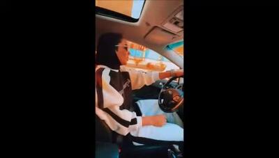  حال خوب و پرانرژی سهیلا منصوریان در ماشین لاکچری‌اش همراه با همخوانی بی‌نظیر با آهنگ رد پا از رضا صادقی