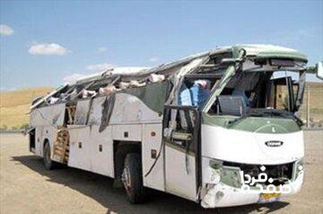 برخورد کامیون با اتوبوس مدرسه؛ ۲۱ دانش‌آموز زخمی شدند