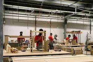یک ماه حقوق تعدادی از کارگران کیش چوب پرداخت شد/ نارضایتی کارگران از روند پرداخت‌ها