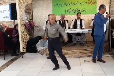  آواز شاد؛ باریکلا به عموی پیر تو مراسم رسمی جوری پایکوبی کرد که آمار افسردگی صفر شد