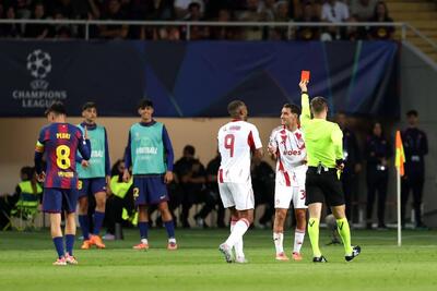  اشتباه داوری بازی بارسلونا - المپیاکوس، قوانین فوتبال را دستخوش تغییر می‌کند