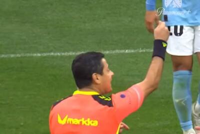 کارت دادن فیک علیرضا فغانی به بازیکن ملبورن سیتی