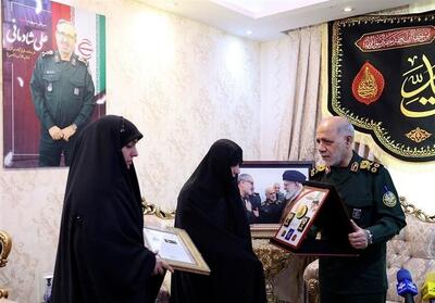 اعطای درجه سپهبدی به خانواده شهید علی شادمانی توسط سرلشکر عبداللهی - تسنیم