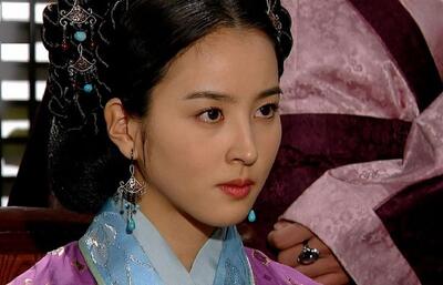 سوسانو با لباس عروس درخشید/ عکس