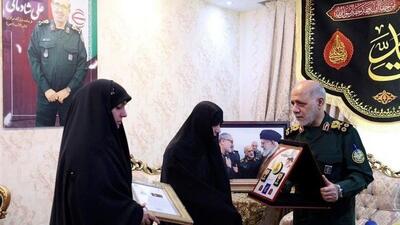 اعطای درجه سپهبدی به خانواده شهید علی شادمانی توسط سرلشکر عبداللهی