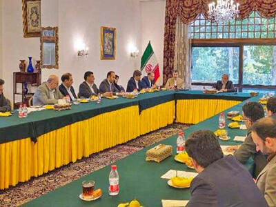 برنامه ریزی برای افزایش ظرفیت تولید مس در ایران مدیرعامل شرکت ملی صنایع مس ایران از اجرای طرحهای توسعه‌ای جدید و برنامه‌ریزی برای افزایش ظرفیت تولید مس در کشور خبر داد. سیدمصطفی فیض در حاشیه نمایشگاه بین‌المللی معدن چین و در دیدار با دکتر عبدالرضا رحمانی‌فضلی، سفیر جمهوری اسلامی ایران در پکن، با تشریح ظرفیت‌های سرمایه‌گذاری در صنعت مس گفت: برنامه‌ریزی کرده‌ایم تا پایان برنامه هفتم توسعه ظرفیت تولید کاتد مس کشور به ۷۰۰ هزار تن در سال افزایش یابد. مدیرعامل شرکت ملی صنایع مس ایران با اشاره به جایگاه راهبردی فلز مس در اقتصاد جهانی اظهار داشت: پیش‌بینی می‌شود تقاضای جهانی مس تا سال ۲۰۳۰ حدود ۶ درصد رشد داشته باشد. در این مسیر، ایران نیز با اجرای طرحهای توسعه‌ای و افزایش ظرفیت تولید، در حال تقویت نقش خود در زنجیره جهانی مس است. فیض با اشاره به طرح‌های در دست اجرا در شرکت ملی صنایع مس ایران گفت: حدود ۲۰۰ هزار تن از ظرفیت تولید جدید از محل احداث کارخانه تولید کاتد سونگون تأمین خواهد شد که هم‌اکنون در مرحله اجرای عملیات ساخت قرار دارد. وی افزود: افزایش بهره‌وری، توسعه فناوری‌های نوین فرآوری و استفاده از ظرفیت سرمایه‌گذاران داخلی و بین‌المللی، محور‌های اصلی راهبرد توسعه صنعت مس در کشور است. در این دیدار، علاوه بر مدیرعامل شرکت ملی صنایع مس ایران،  محمدمسعود سمیعی‌نژاد رئیس هیئت عامل ایمیدرو، مدیران عامل فولاد مبارکه، فولاد آلیاژی یزد، گهرزمین و فولاد سنگان و نیز جمعی از رایزنان اقتصادی سفارت ایران در پکن حضور داشتند.