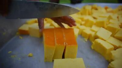  روش سنتی پخت کیک کاراملی در طبیعت بکر هند (فیلم)