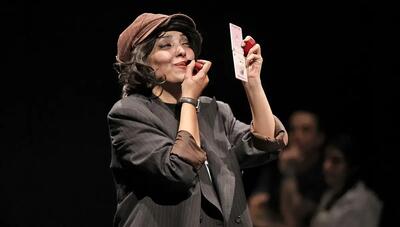  «شب» پرشورترین نمایش پایتخت؛ صدف اسپهبدی در نقشی متفاوت روی صحنه (عکس)