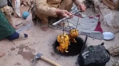  طرز تهیه کباب مرغ و پخت نان در تنور زیر زمینی (فیلم)