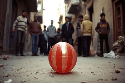 دیروزها مارادونا با دمپایی در کوچه‌های ایران مشاهده می‌شد