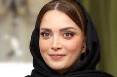  حرکات موزون بهنوش طباطبایی روی صحنه تئاتر