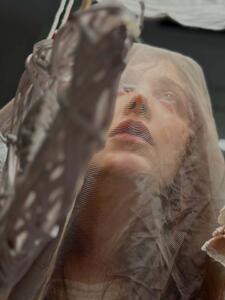  عکس/ چهره غمگین روشنک گرامی زیر تور سفید | اقتصاد24