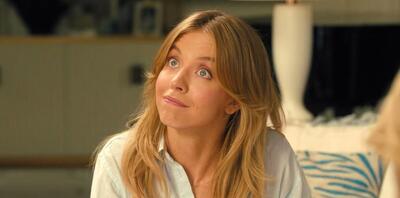  سیدنی سوئینی در بازسازی اثری طنزآمیز از James Bond بازی می‌کند - گیمفا