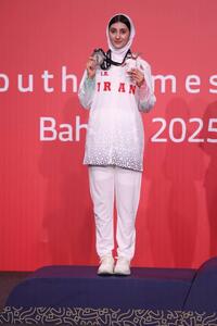  گردن آویز نقره و برنز بر گردن لطفی زاده از خانواده بزرگ تراکتورسازی