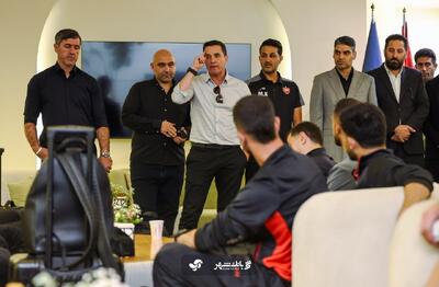  معارفه فرودگاهی اوسمار به بازیکنان پرسپولیس - پارس فوتبال