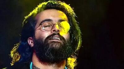  آواز احساسی؛ مهدی دارابی تو عمق کنسرتش یهو میکروفون میندازه زمین با صدا اصلیش میخونه