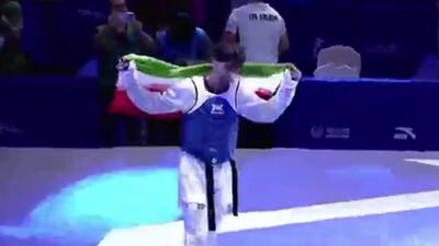  دور افتخار زندی با پرچم ایران و سجده شکر پس از کسب مدال طلا در رقابت‌های تکواندوی قهرمانی جهان
