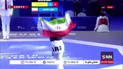  دور افتخار زندی با پرچم ایران و سجده شکر پس از کسب مدال طلا در رقابت‌های تکواندوی قهرمانی جهان