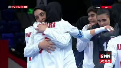  اشک هایی از جنس خوشحالی همراه با دور افتخار با پرچم ایران